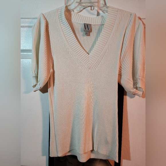 Cream colored sweater top - Picture 1 of 4